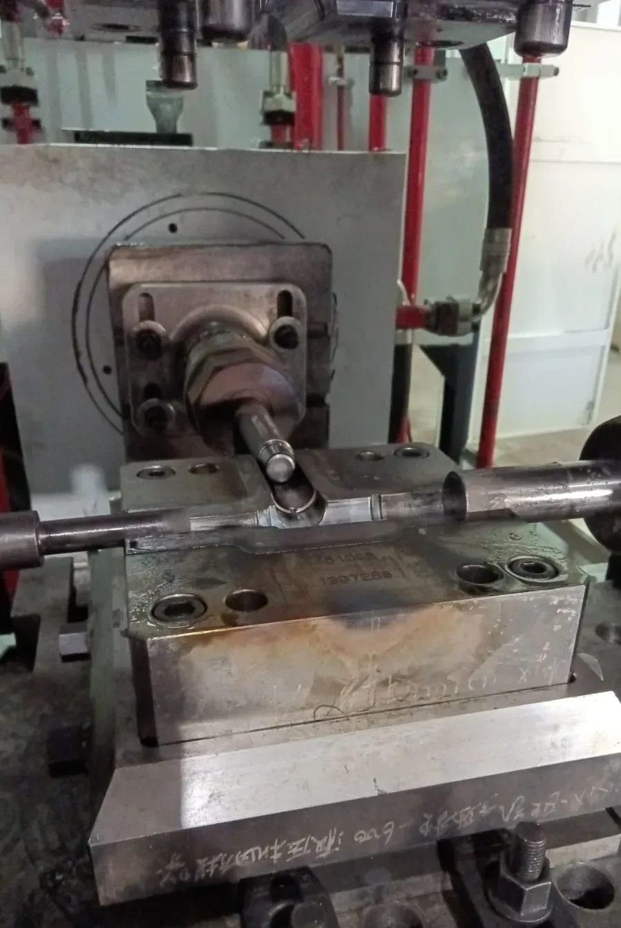Closed forging die mounted in an industrial press