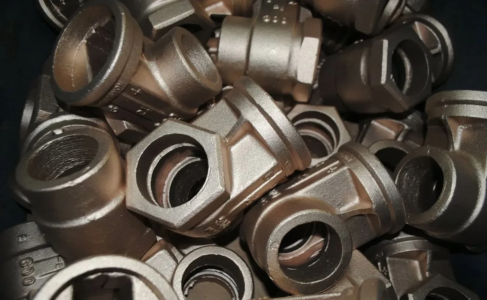 Batch of raw brass and bronze pipe fittings