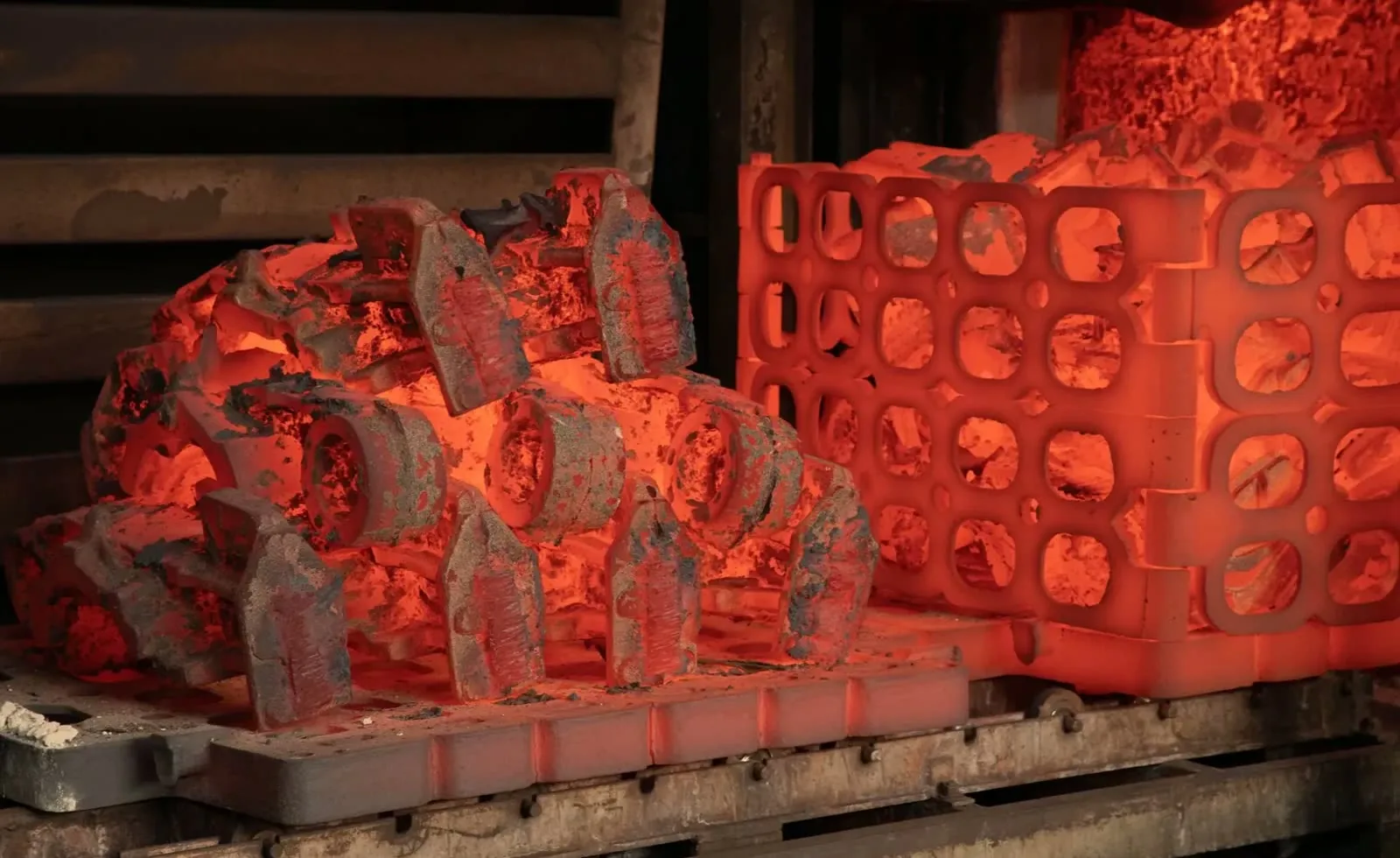 Steel castings in heat treatment
